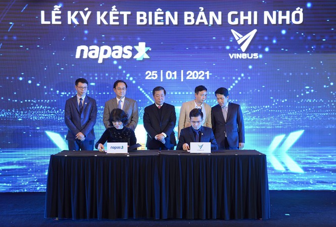 Vinbus và Napas ký thỏa thuận hợp tác thanh toán thẻ vé điện tử